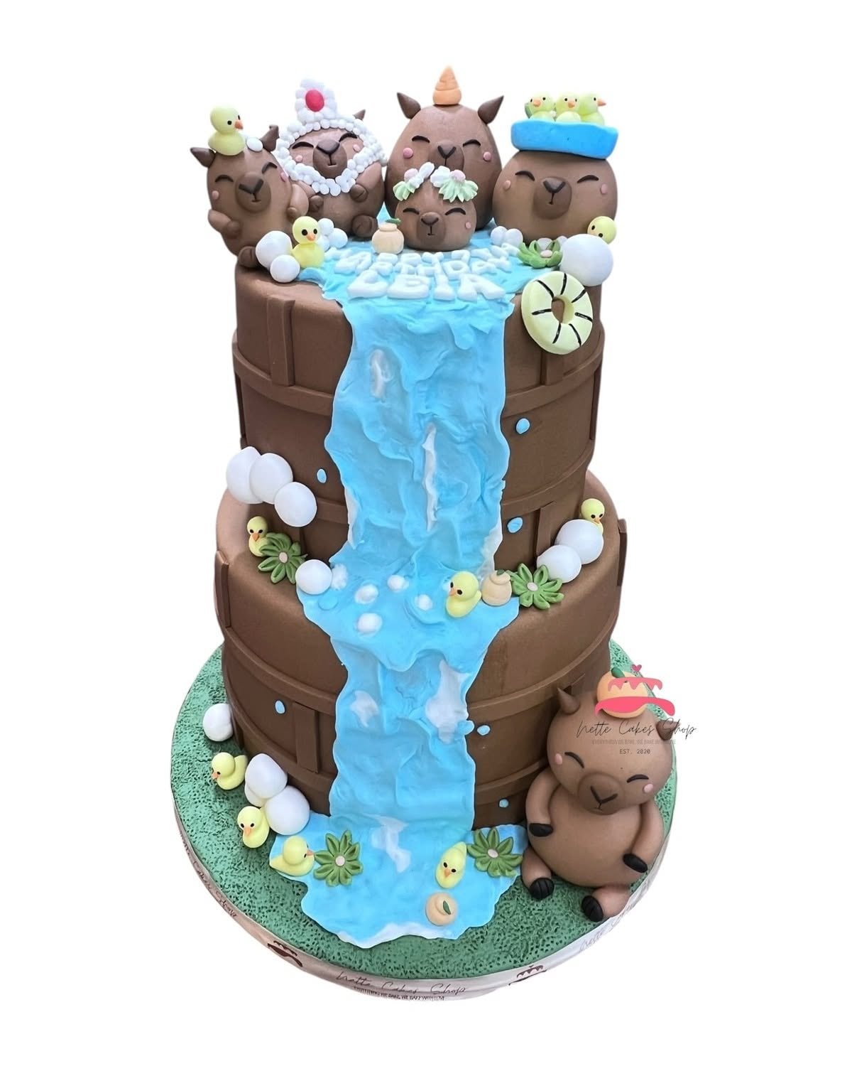 Capybara themed cake - Image 4
